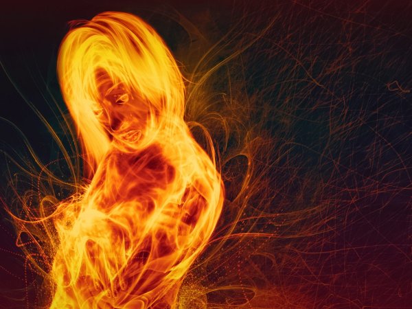Женское лицо в пламени