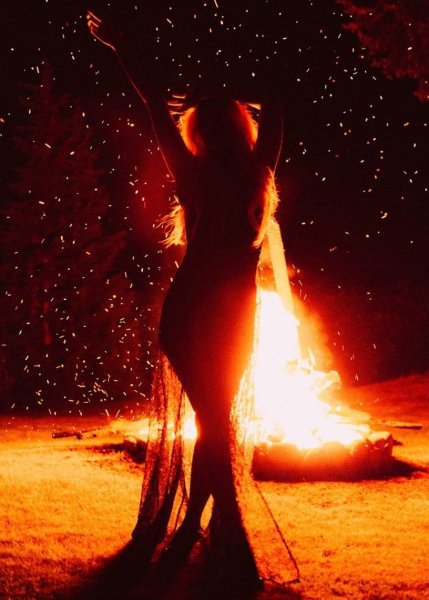 Горящая женщина