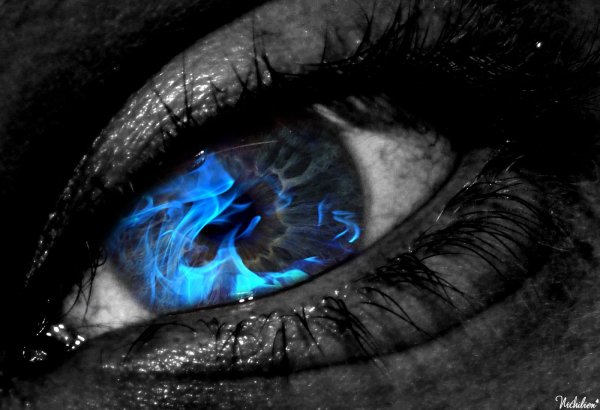Демонические глаза в огне