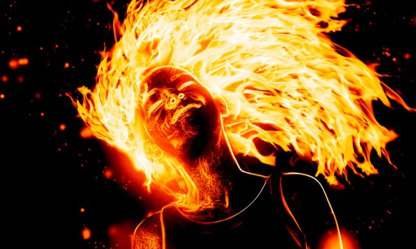 Девушка с горящими волосами