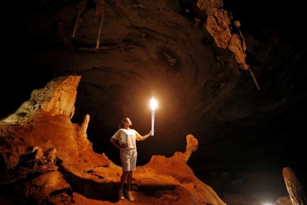 Человек с факелом в руке