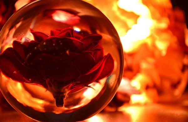 Стеклянный шар с огнем