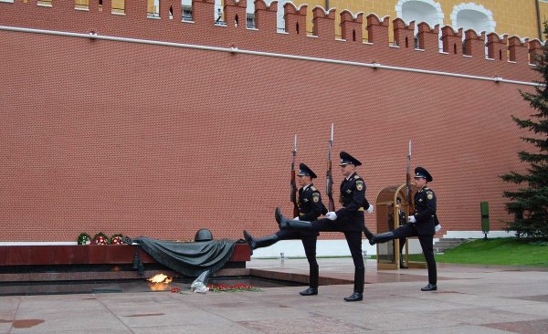 Почётный караул у вечного огня в Москве