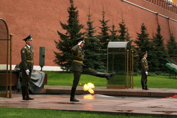 Мемориал неизвестному солдату в Москве караул