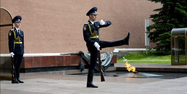 Смена караула у вечного огня в Москве