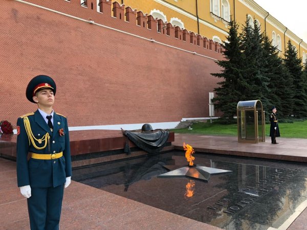 Почётный караул у вечного огня в Москве
