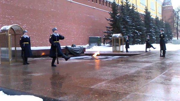 Смена караула у вечного огня в Москве