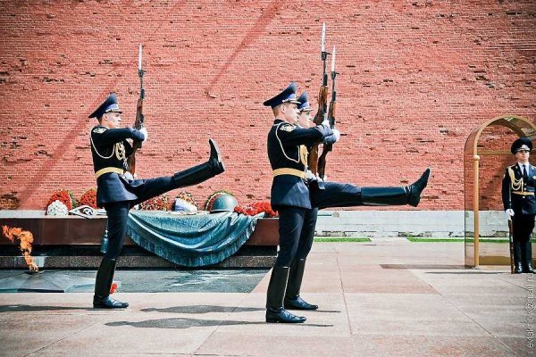 Почётный караул у вечного огня в Москве