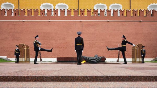 Смена караула у могилы неизвестного солдата в Москве