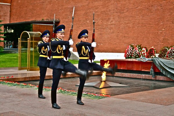 Почетный караул у могилы неизвестного солдата в Москве
