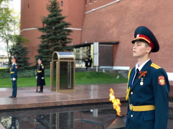 Почетный караул у могилы неизвестного солдата в Москве