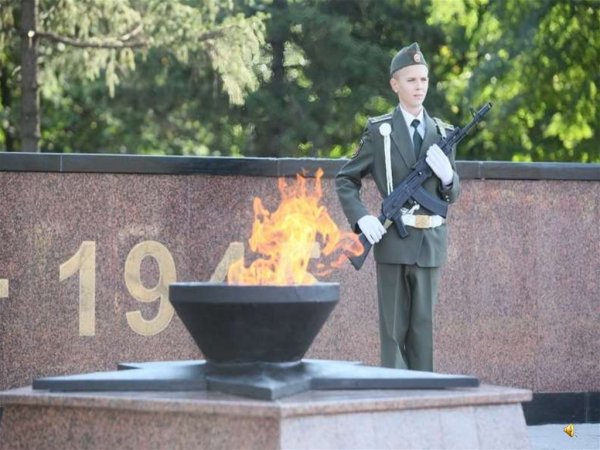 Школьники у вечного огня