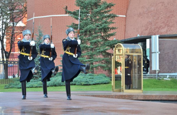 Караул у вечного огня в Москве