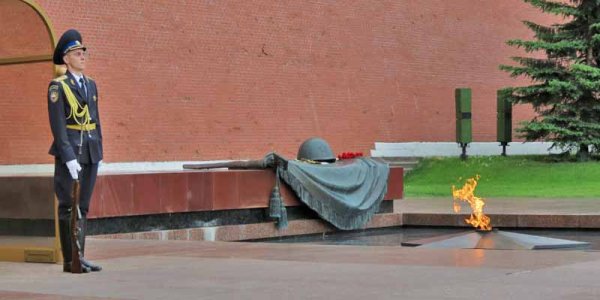 Почетный караул у вечного огня у кремлевской стены
