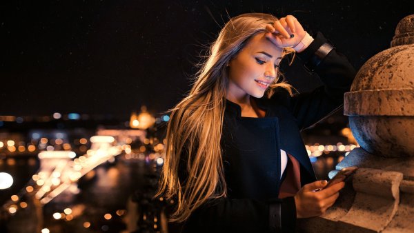 Девушка вечером