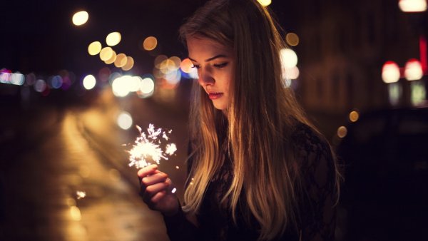 Девушка с бенгальским огнем
