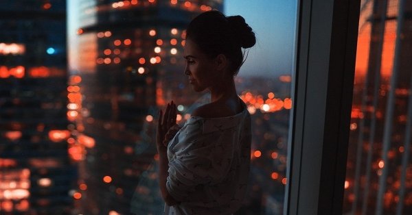 Девушка на фоне ночного города