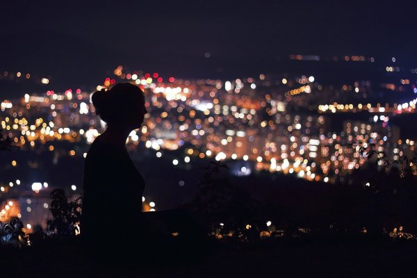 Девушка со спины ночью