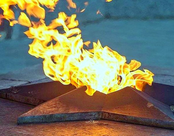 Вечный огонь горит