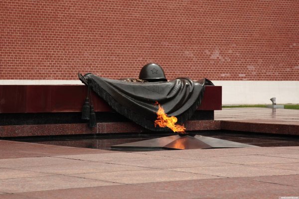 Вечный огонь на могиле неизвестного солдата