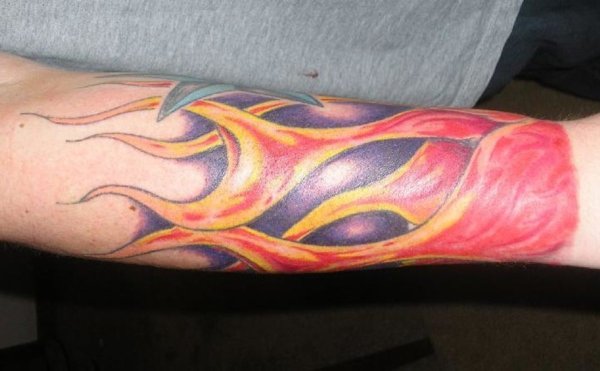 Тату языки пламени на предплечье