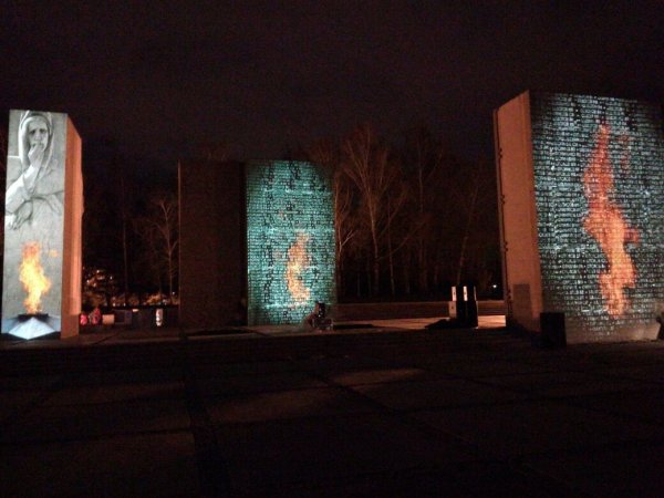 Новосибирск монумент славы ночь