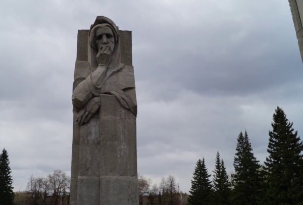 Скорбящая мать монумент Новосибирск