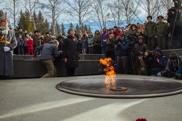 Сквер славы вечный огонь Новосибирск