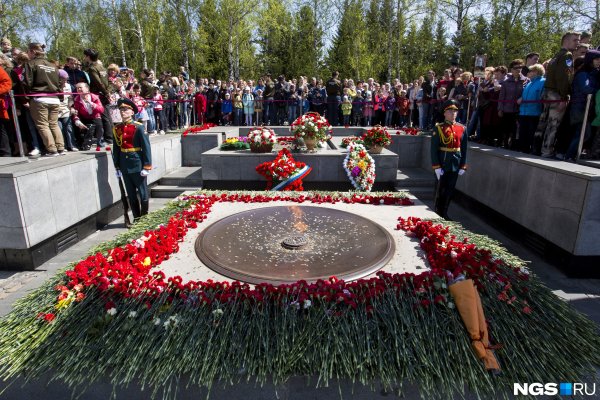 Монумент славы Новосибирск 9 мая
