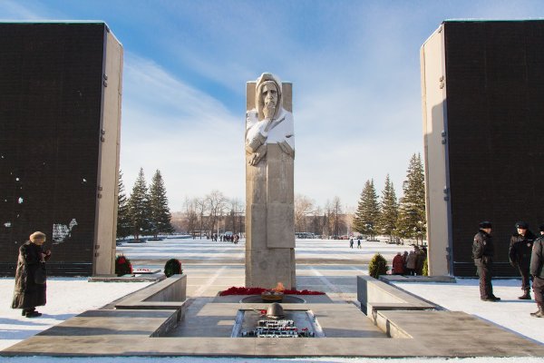 Аллея героев у монумента славы Новосибирск