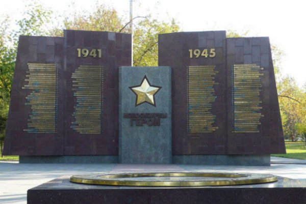 Аллея героев у монумента славы Новосибирск