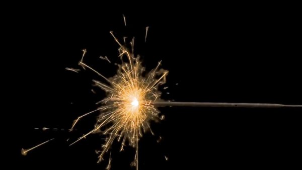 Бенгальский огонь на черном фоне