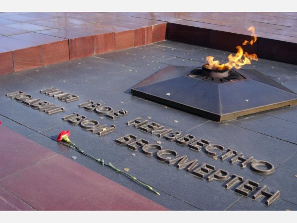 Курск памятник стела неизвестному солдату