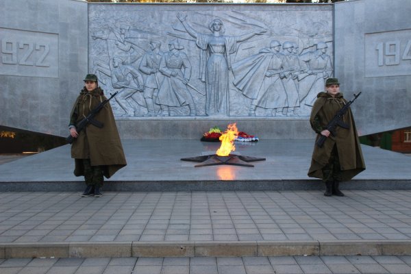 Солдат у вечного огня