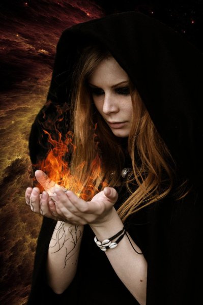 Красивая ведьма в огне
