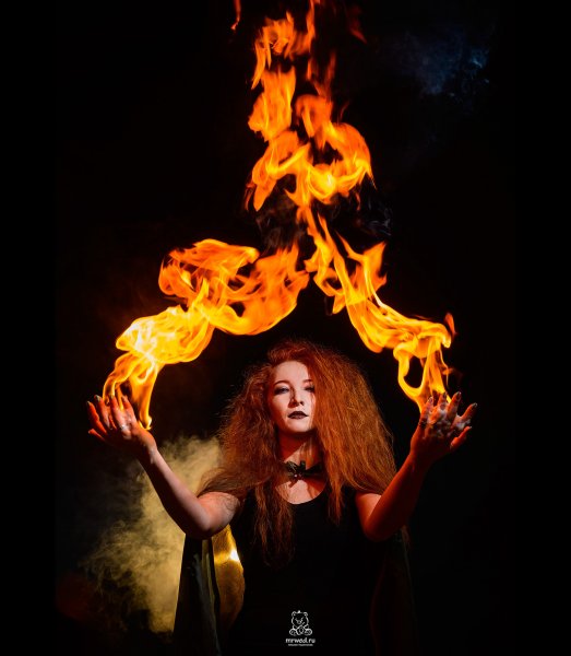 Ведьма с огнем в руках