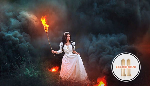 Девушка с факелом в руках