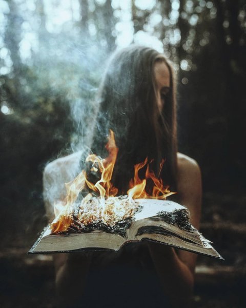 Девушка с горящей книгой