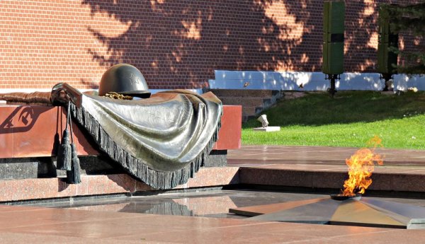 Вечный огонь в Александровском саду в Москве