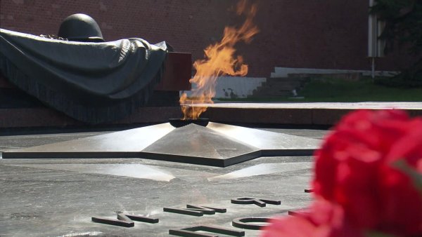 Вечный огонь на могиле неизвестного солдата