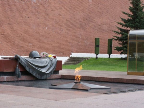 Вечный огонь в Александровском саду