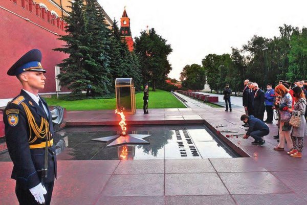 Вахта памяти вечный огонь Александровский сад