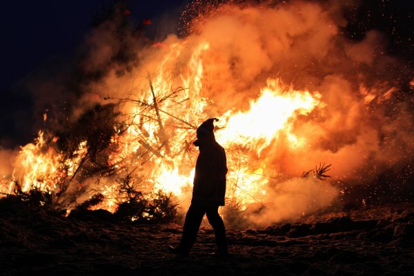 Человек на фоне пожара