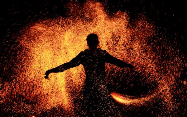 Силуэт человека в огне