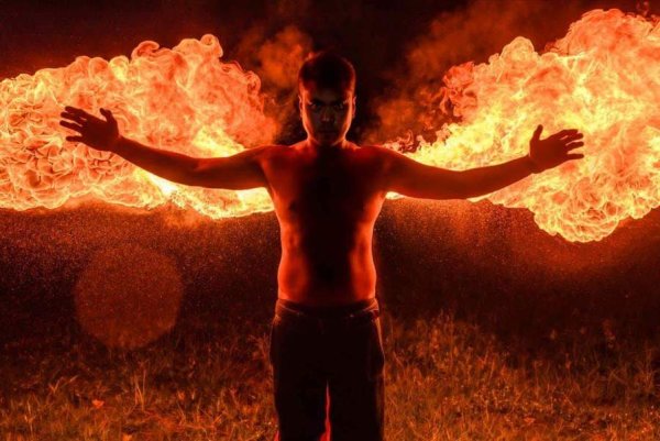 Человек с огненным шаром