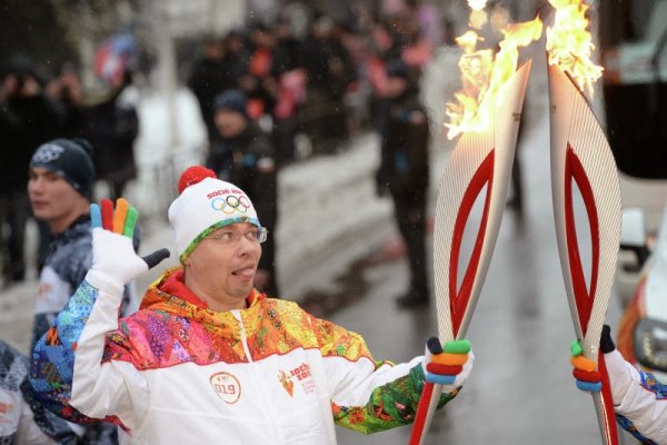 Факелоносец олимпийского огня Сочи