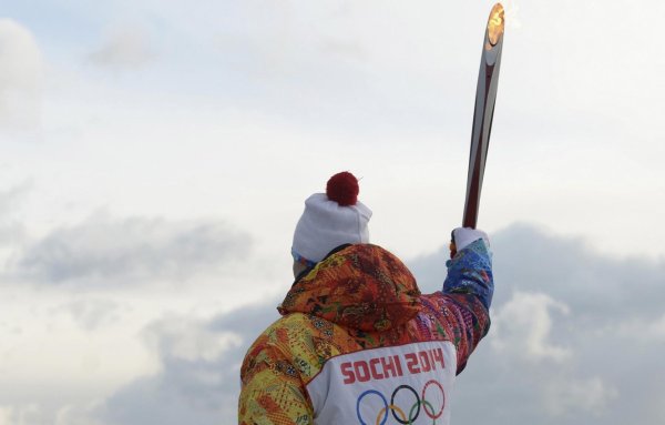 Олимпийский факел спортсмен в Сочи
