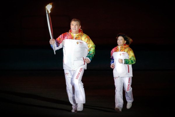 Олимпийской огонь в Сочи 2014 Третьяк и Роднина