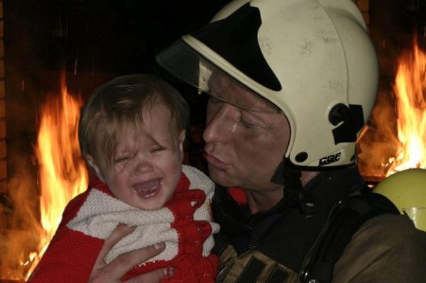 Пожарный спасает ребенка из огня