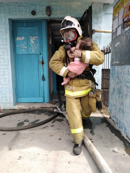 Пожарный спасает ребенка